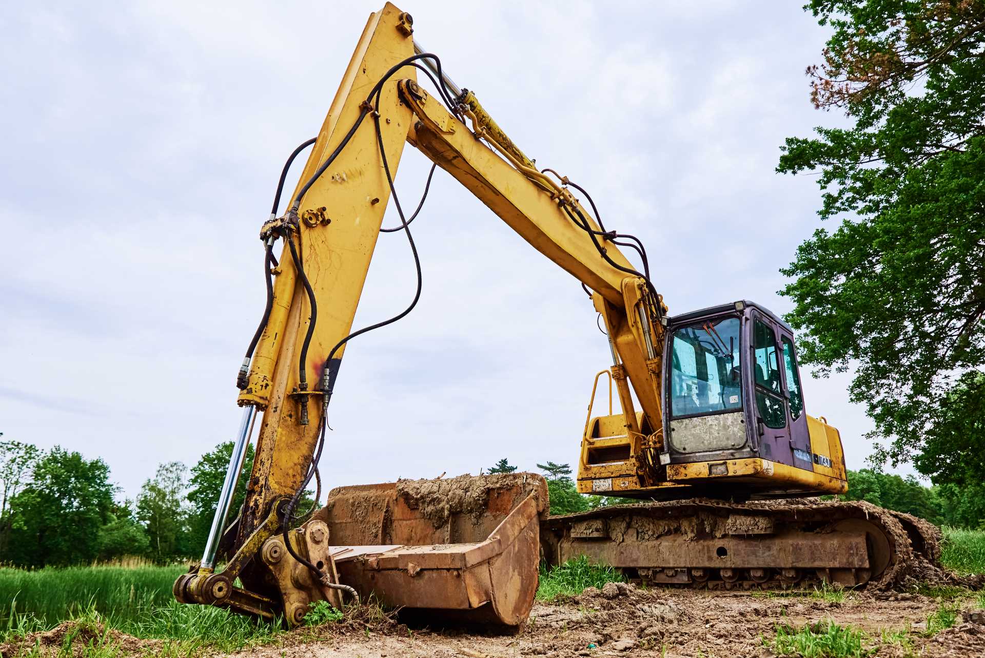 Excavator sitting on a construction site | Featured image for Our Top Excavator Safety Tips blog by Machinery Direct.